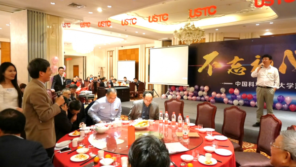 图片7:陈初升副校长与演讲嘉宾交流讨论.png